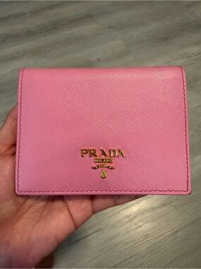 Prada bifold wallet pink
Good condition